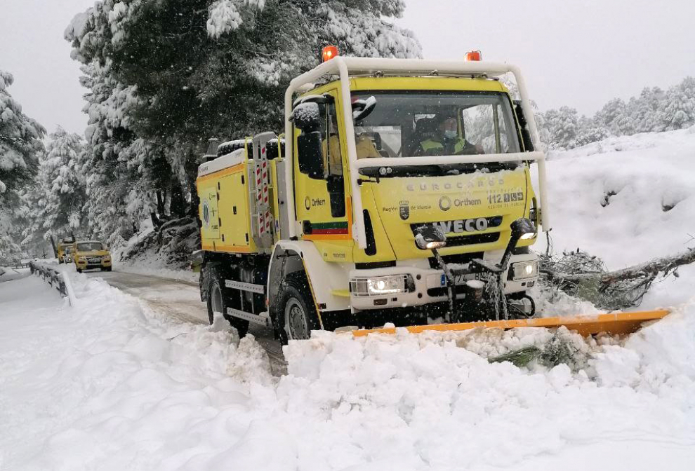 Un camión de la brigada forestal de Caravaca retira la nieve en la carretera entre Moratalla y el Campo de San Juan.