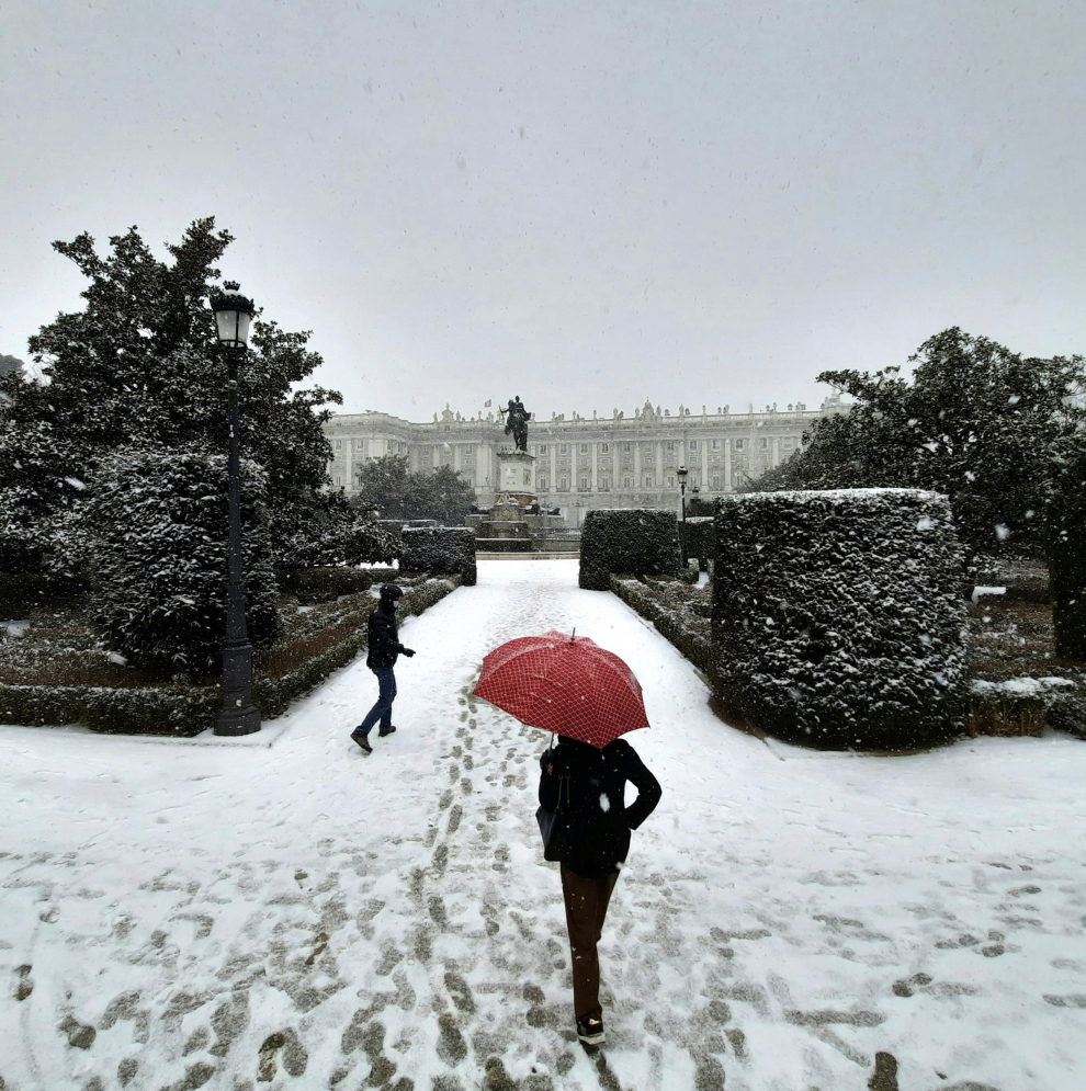 Varias personas disfrutan de la nieve este viernes en la Plaza de Oriente de Madrid.