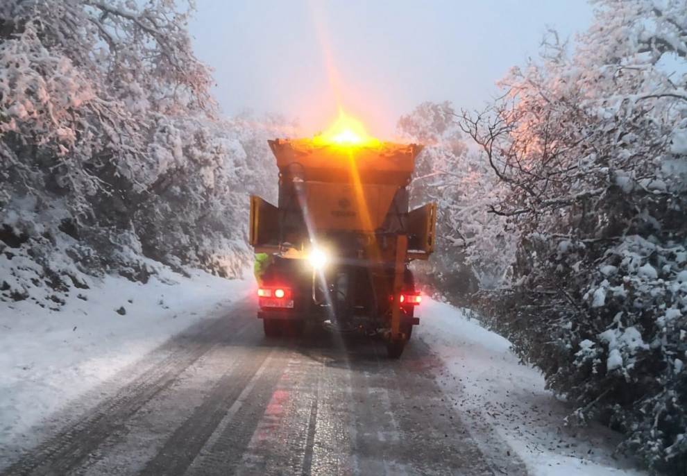 Trabajo sin descanso en las carreteras de Jaén para garantizar el tránsito frente a las nevadas.
