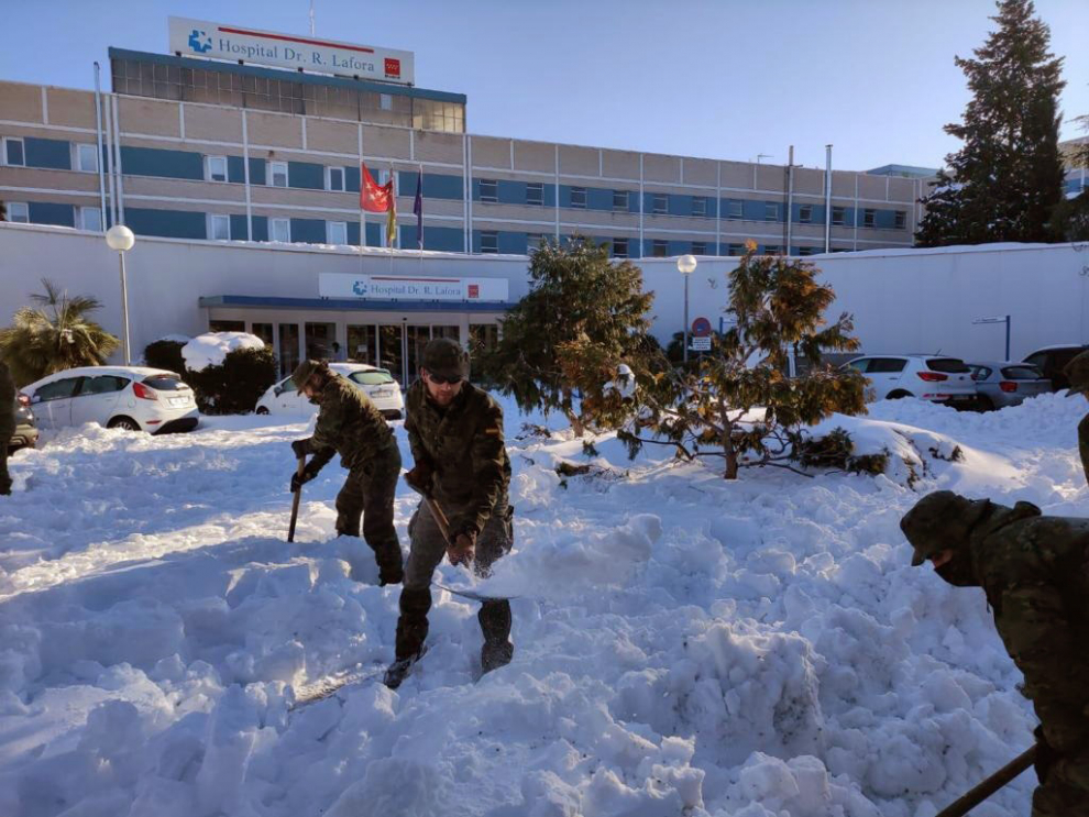 Efectivos del ejército de El Goloso retiran la nieve acumulada en los accesos del hospital Dr. R. Lafora, un centro situado en la zona norte de la Comunidad de Madrid.