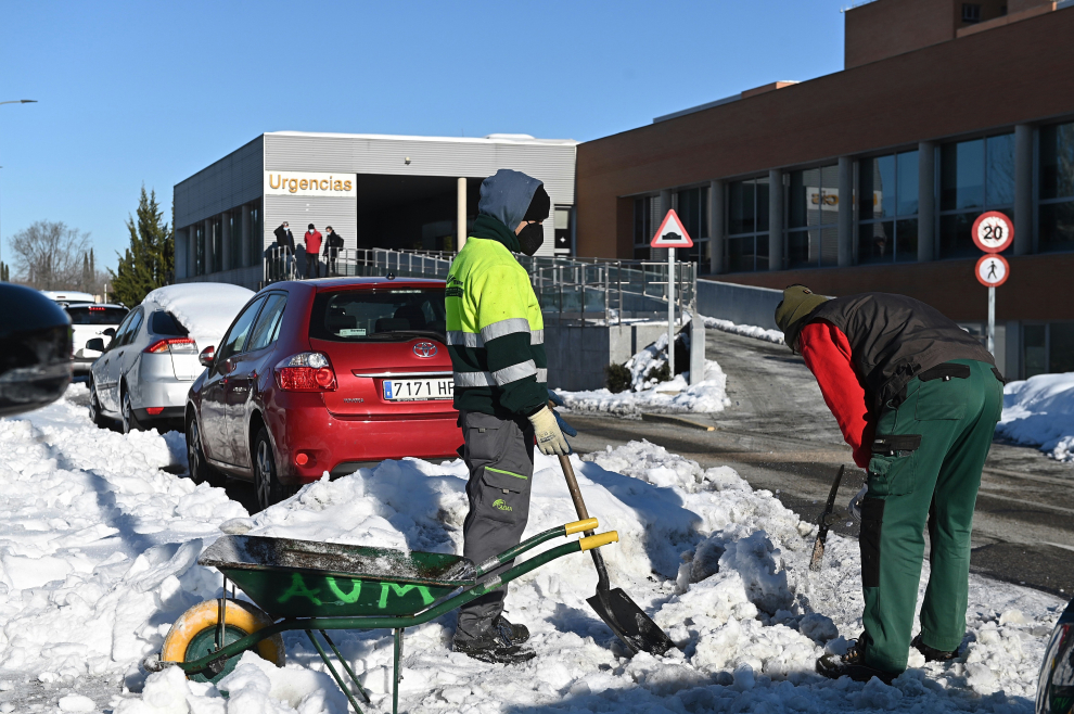 Operarios retiran nieve del acceso a Urgencias del hospital universitario Príncipe de Asturias en la localidad madrileña de Alcalá de Henares.