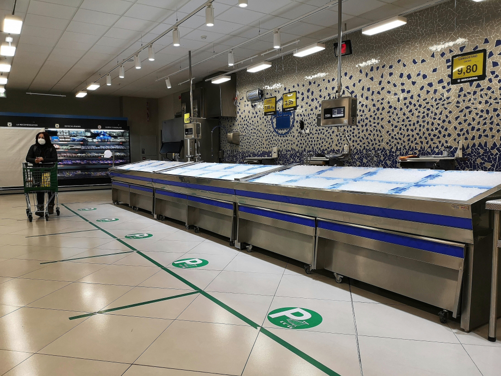 Puesto de pescado sin producto en un supermercado de Madrid, numerosos estantes se encuentran vacíos por la falta de abastecimiento.