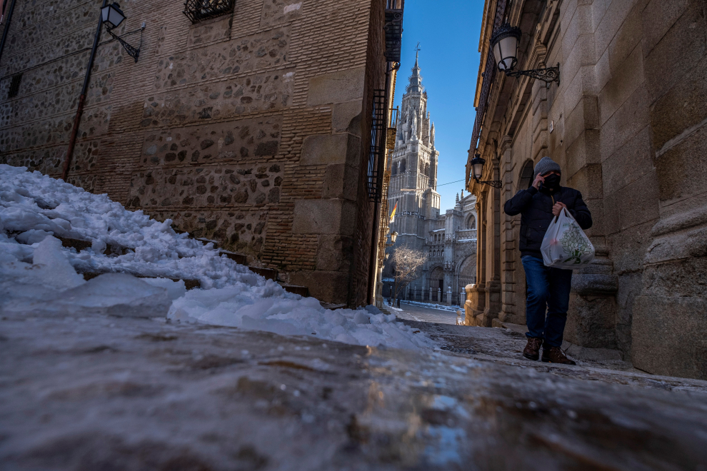 Un hombre camina junto al hielo formado en las calles de Toledo donde hoy se han registrado -10 grados bajo cero.