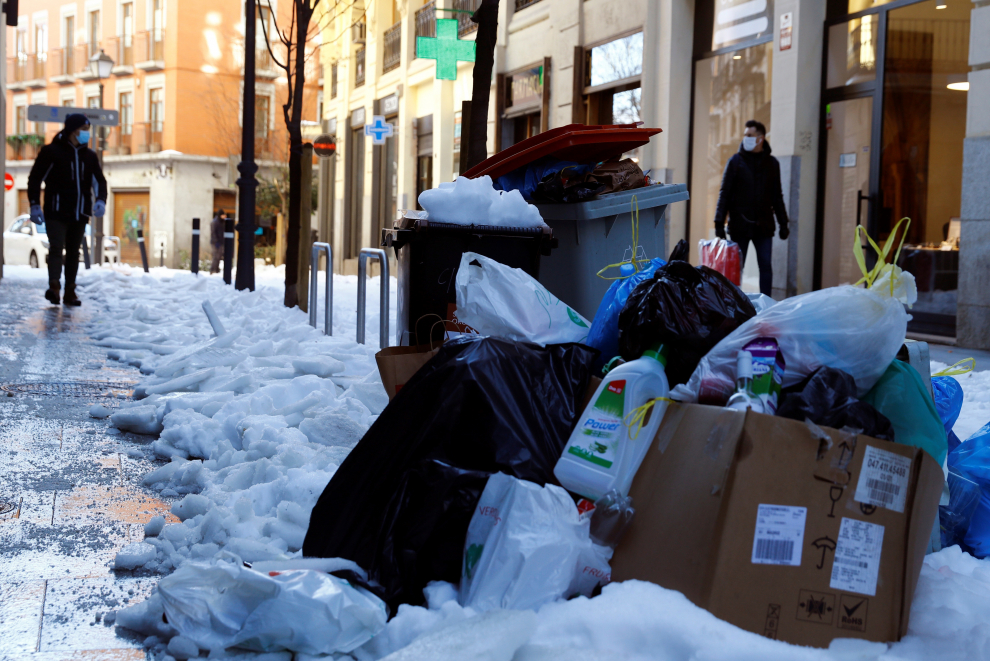 Vista de la nieve y la basura sin recoger en las calles del centro de Madrid este martes.