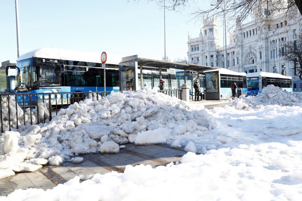 El transporte público trata de abrirse camino por las vías heladas tras varios días sin estar operativos.