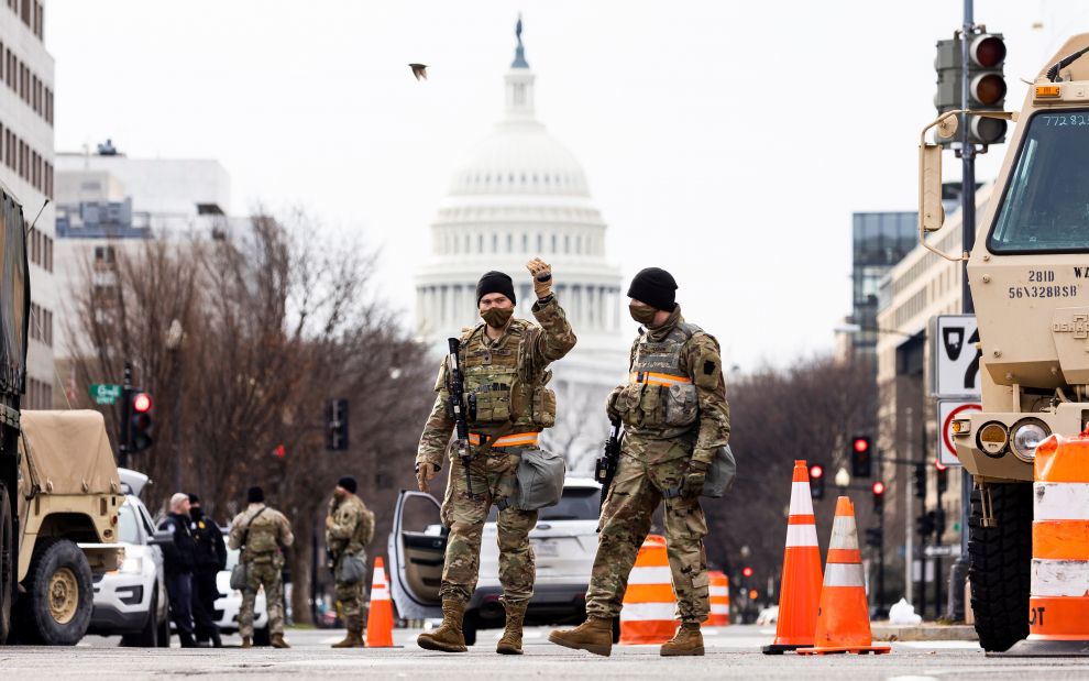 Tropas de la Guardia Nacional en un puesto de control cerca del edificio del Capitolio, todos los accesos están vigilados.