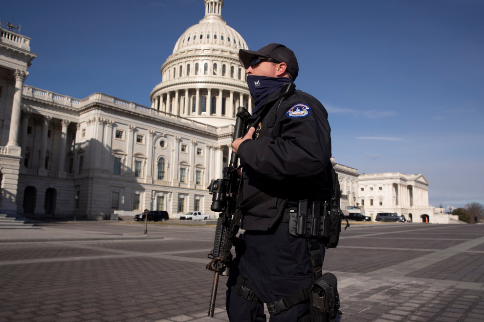 La policía del Capitolio también participa en la protección del Capitolio por posibles disturbios durante la toma de posesión de Joe Biden.