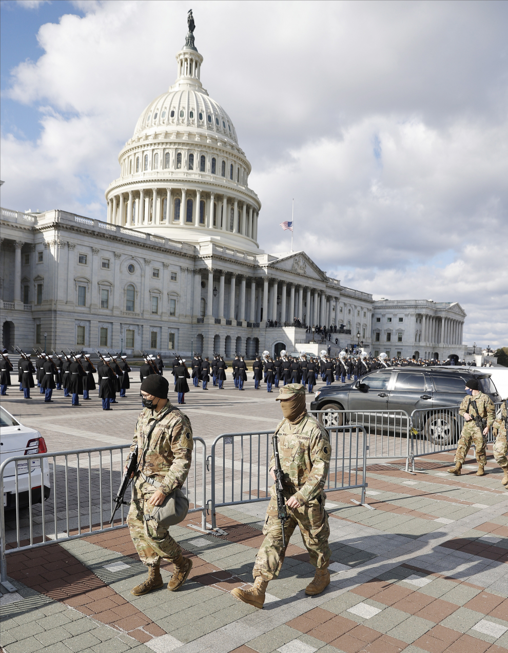 Miembros de la Guardia Nacional patrullan mientras unidades militares marchan por el Frente Este del Capitolio durante un ensayo.