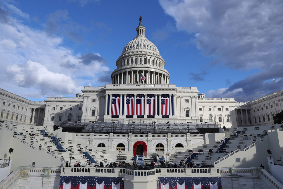 Vista general del Capitolio de los Estados Unidos y plataforma inaugural tras un ensayo para la toma de posesión.
