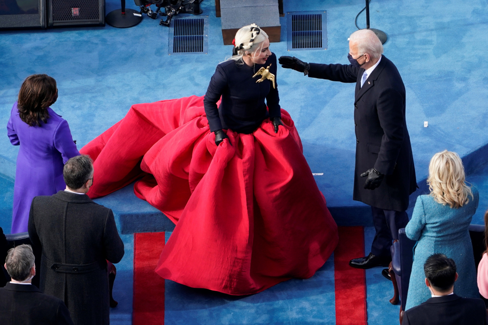 El presidente electo Joe Biden saluda a Lady Gaga durante la toma de posesión