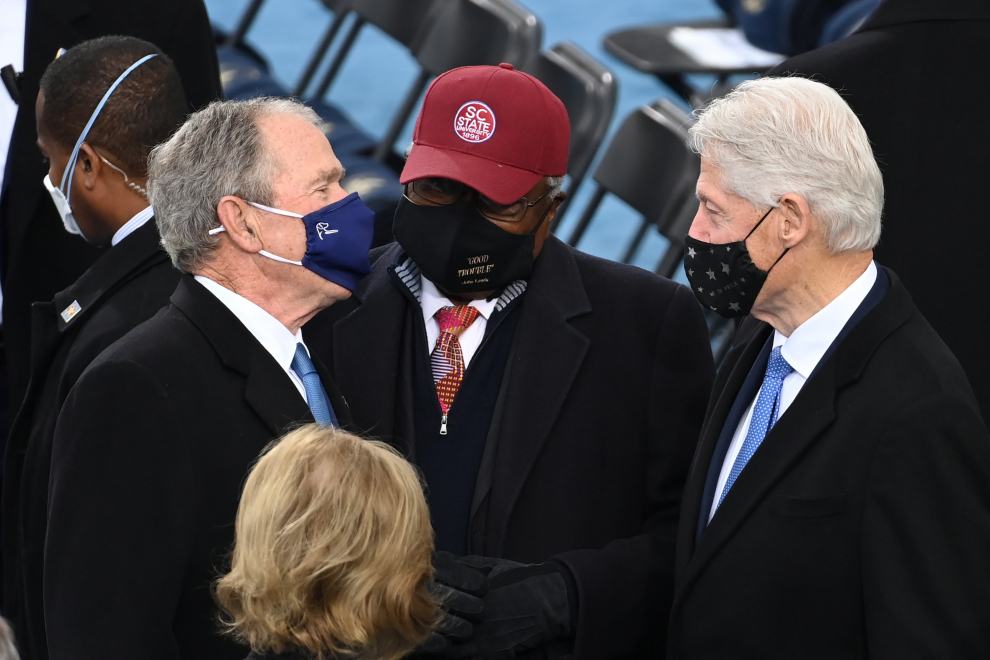 El expresidente estadounidense George W Bush y el expresidente estadounidense Bill Clinton durante la toma de posesión.