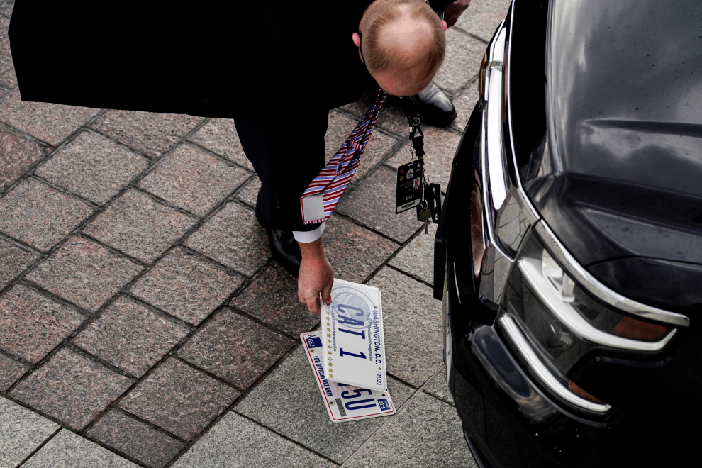 Los funcionarios cambian las placas de matrícula de los vehículos oficiales de la Casa Blanca.