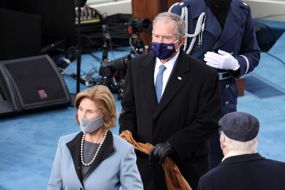 El expresidente estadounidense George W. Bush y Laura Bush llegan durante la toma de posesión de Joe Biden como presidente.