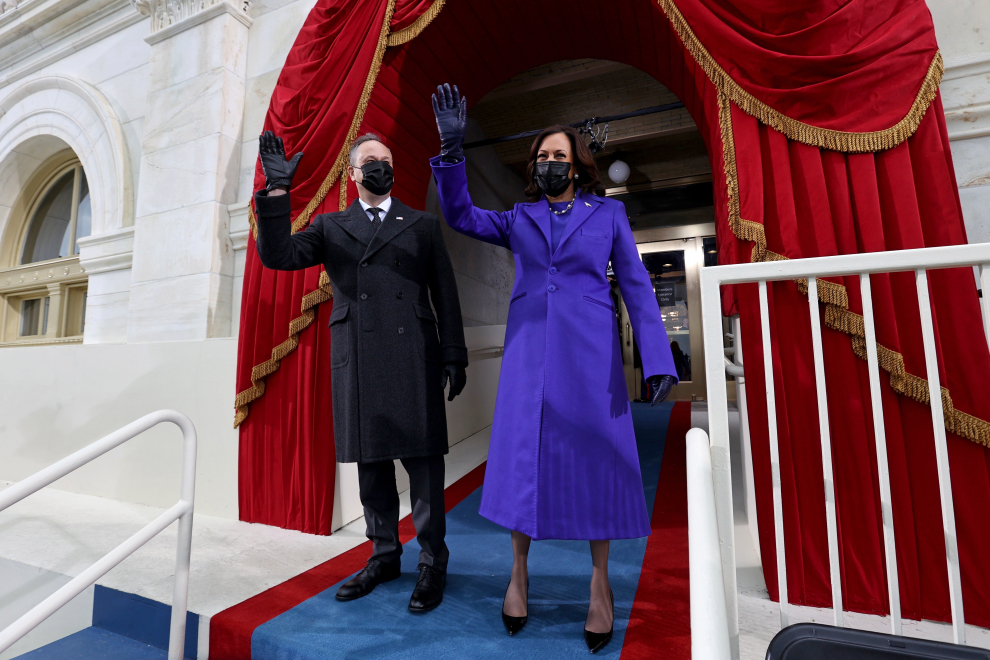 La vicepresidenta electa Kamala Harris y su esposo Doug Emhoff llegan para la toma de posesión de Joe Biden como presidente de Estados Unidos.