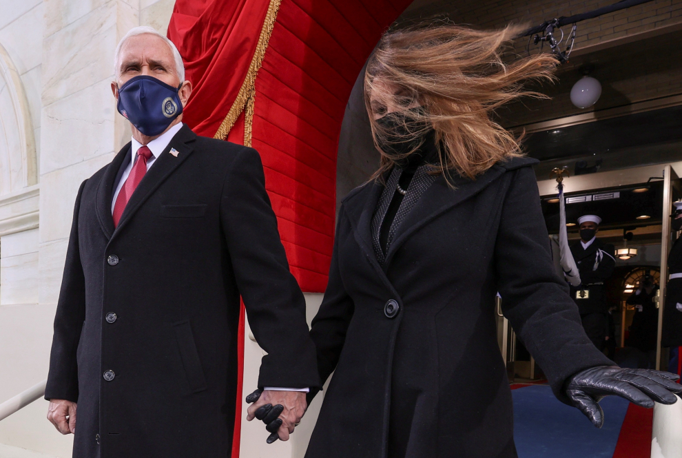 El vicepresidente estadounidense Mike Pence y su esposa Karen llegan para la toma de posesión de Joe Biden como presidente estadounidense.