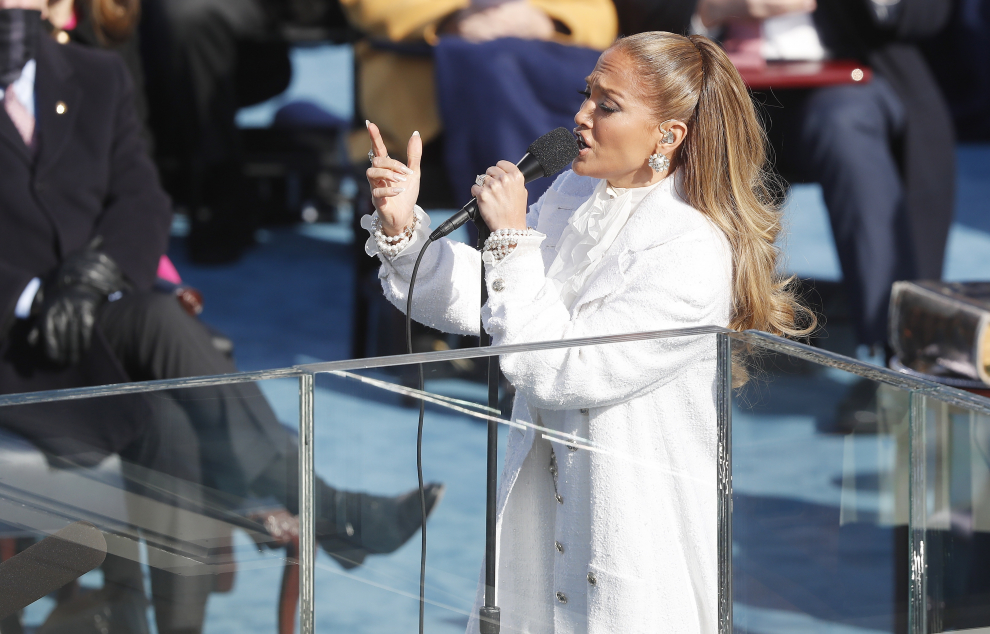 La cantante estadounidense Jennifer Lopez canta 'This Land is Your Land' durante la ceremonia inaugural del presidente electo Joe Biden.