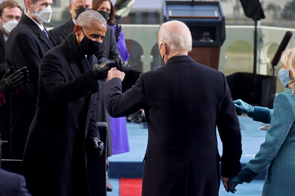 El presidente electo Joe Biden choca los puños con el expresidente estadounidense Barack Obama durante la toma de posesión.