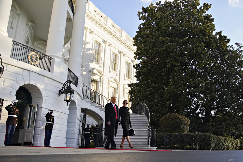 El presidente estadounidense Donald J. Trump y la primera dama Melania Trump salen por última vez de la Casa Blanca.