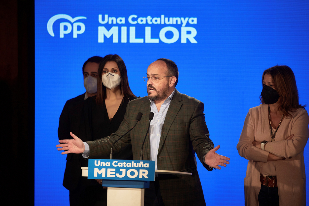 El candidato del PP, Alejandro Fernández, durante su comparecencia ante los medios de comunicación para valorar los resultados en la elecciones catalanas.