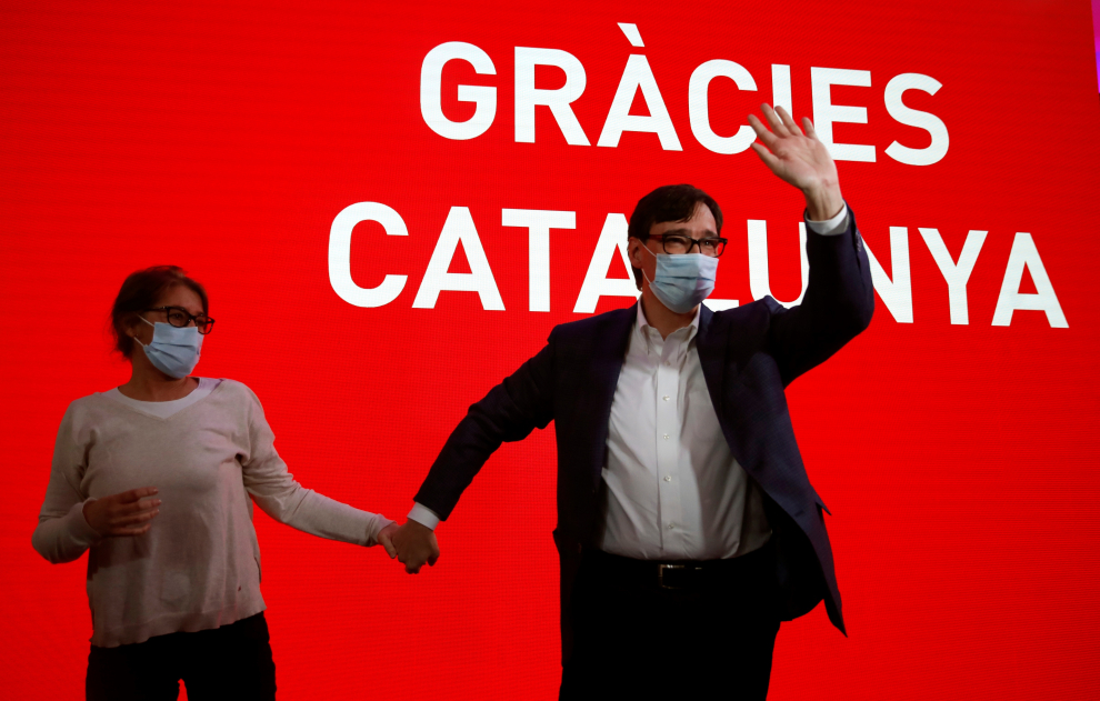 El candidato a la presidencia de la Generalitat por el PSC, Salvador Illa, acompañado por su mujer Marta Estruch, celebra los resultados electorales.