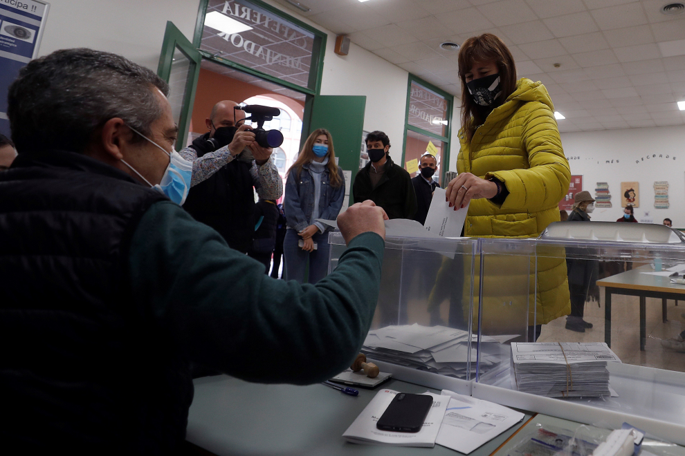La candidata de JxCat a la presidencia de la Generalitat, Laura Borràs acude a votar en la escuela universitaria Salesiana del barrio de Sarrià en Barcelona.
