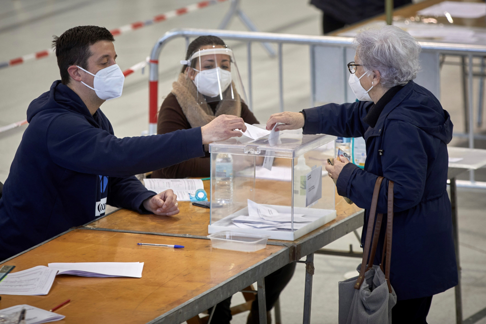 Una mujer vota en el colegio electoral del polideportivo municipal de Palau en Girona a primera hora de este domingo.