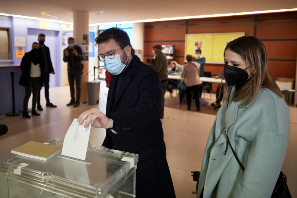 El candidato de ERC a la Presidencia de la Generalitat, Pere Aragonès, deposita su voto en el colegio electoral constituido en el Instituto Joan Coromines de la localidad barcelonesa de Pineda de Mar.