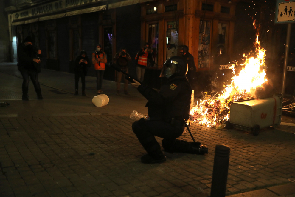 Agentes de la policía antidisturbios intervienen durante la manifestación de ayer en Madrid