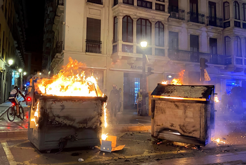 Contenedores ardiendo durante la manifestación de protesta por la detención del rapero Pablo Hasel en las calles de Granada.