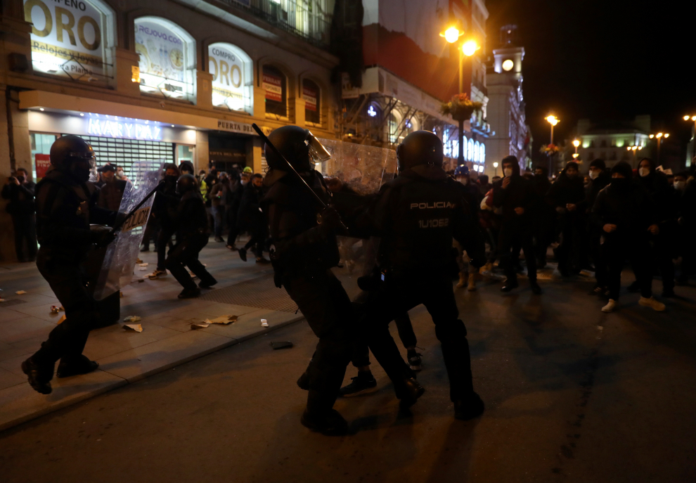 Agentes de la policía antidisturbios detienen a un manifestante durante la protesta en Madrid.