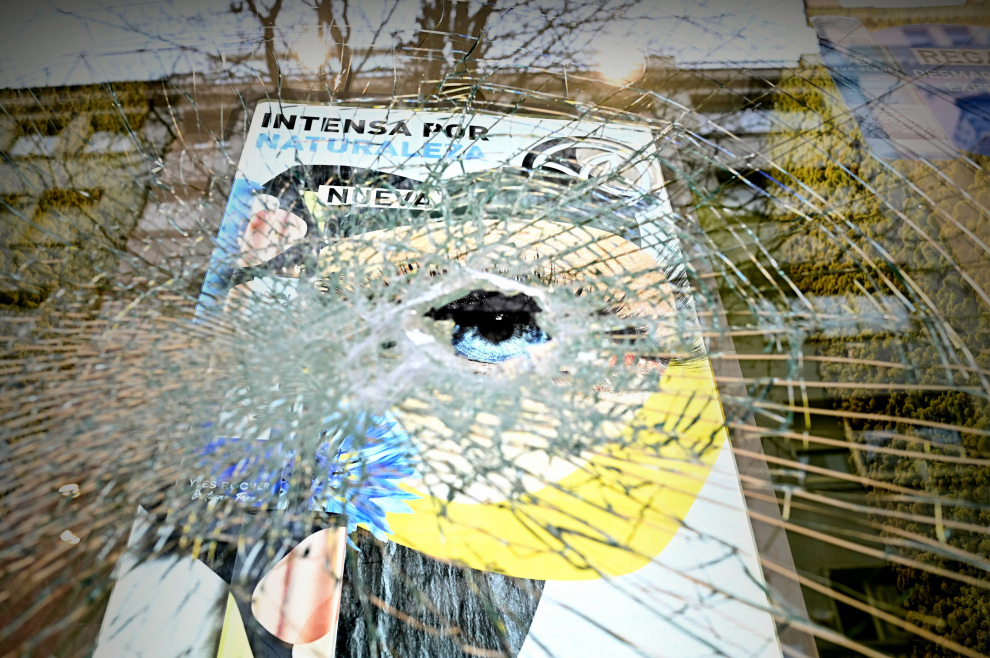Detalle de los destrozos en un escaparate dañado en la zona de la Puerta de Sol tras los disturbios de la noche.