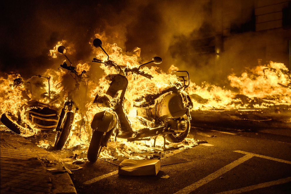 Varias motocicletas arden durante una protesta contra el encarcelamiento del rapero Pablo Hasél en Barcelona.