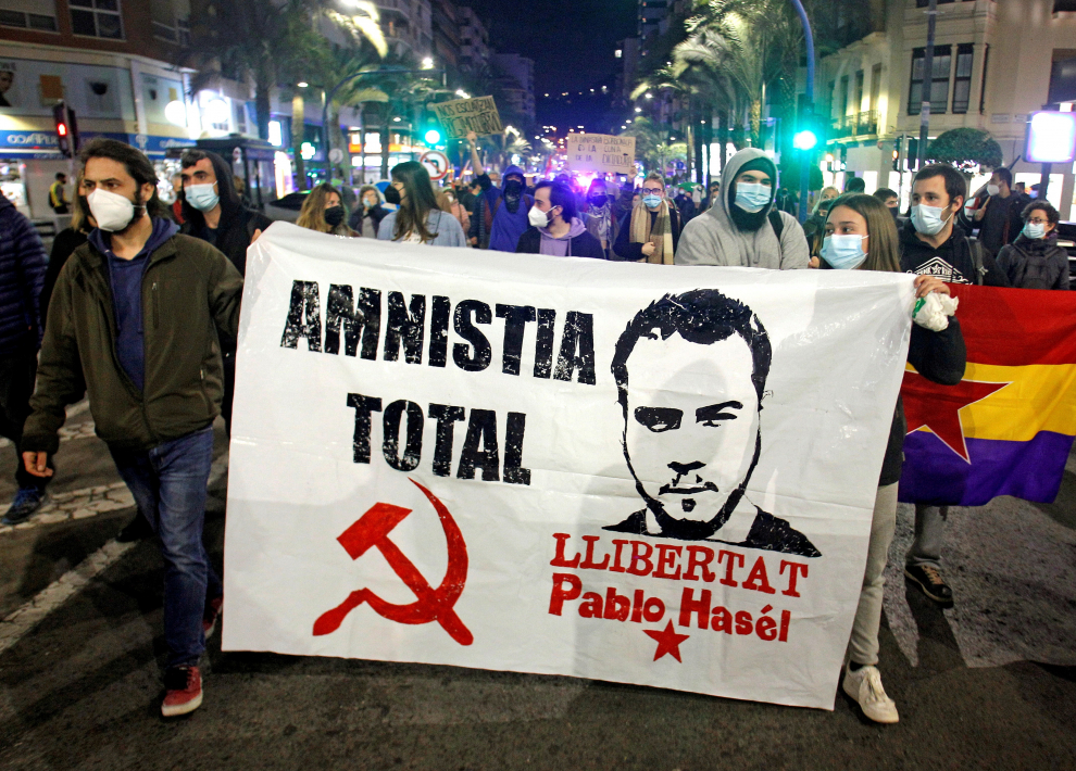 Un grupo de manifestantes protestan por las calles de Alicante.