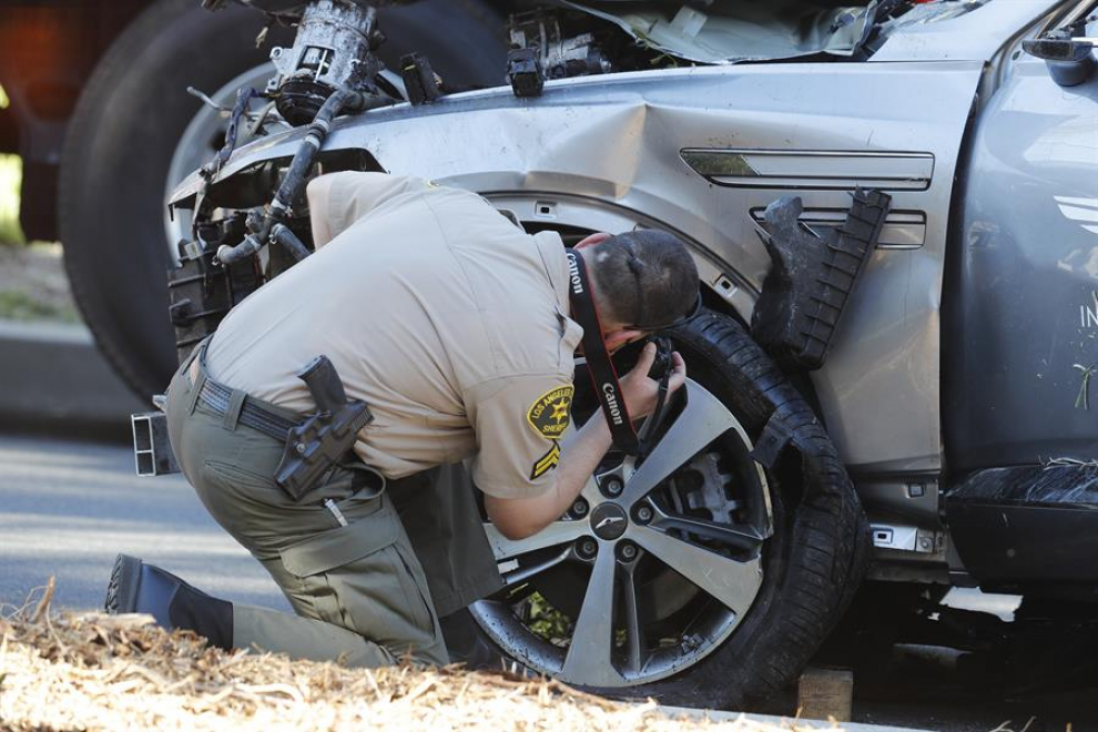 Sobre el motivo del accidente,  el sheriff del condado de Los Ángeles, Alex Villanueva, dijo que todo apunta a que Woods viajaba "a alta velocidad" por una pendiente empinada y cuesta abajo, aunque la investigación sobre este suceso aún está en curso.