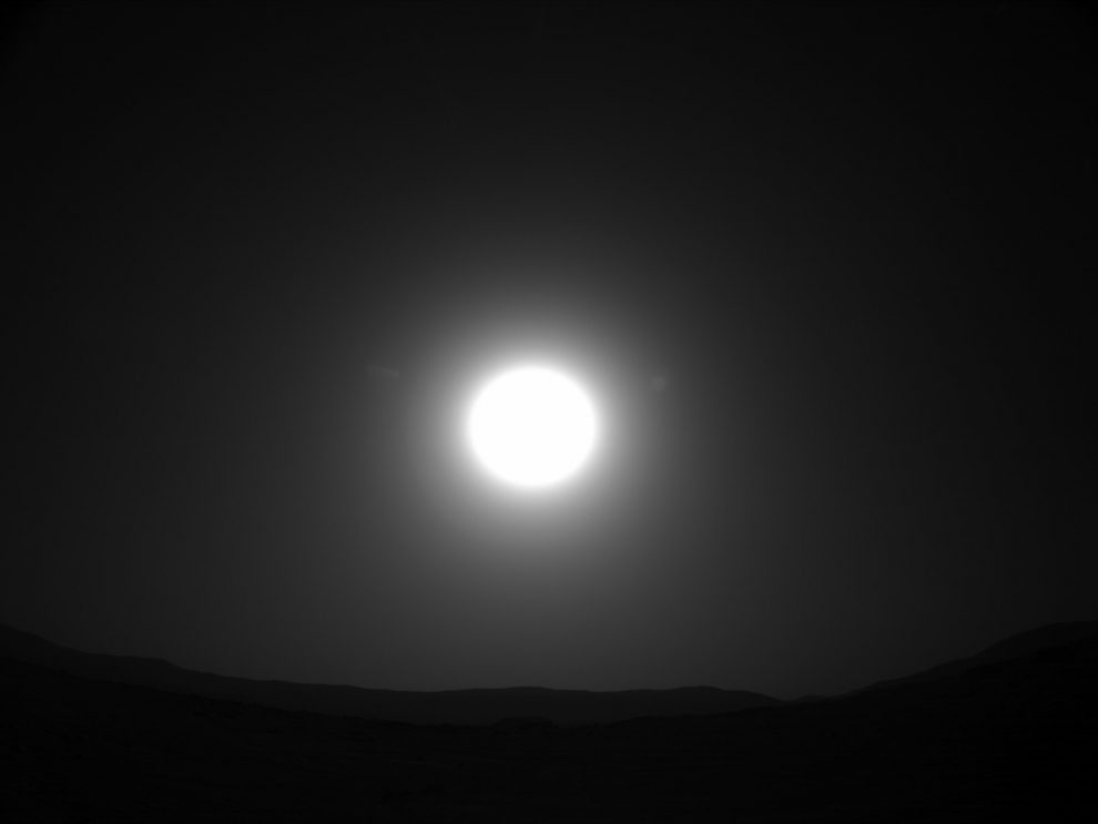 Fotografía que muestra el sol sobre Marte como lo ve el rover Perseverance Mars de la NASA, en el Sol 4, el cuarto día marciano de la misión.