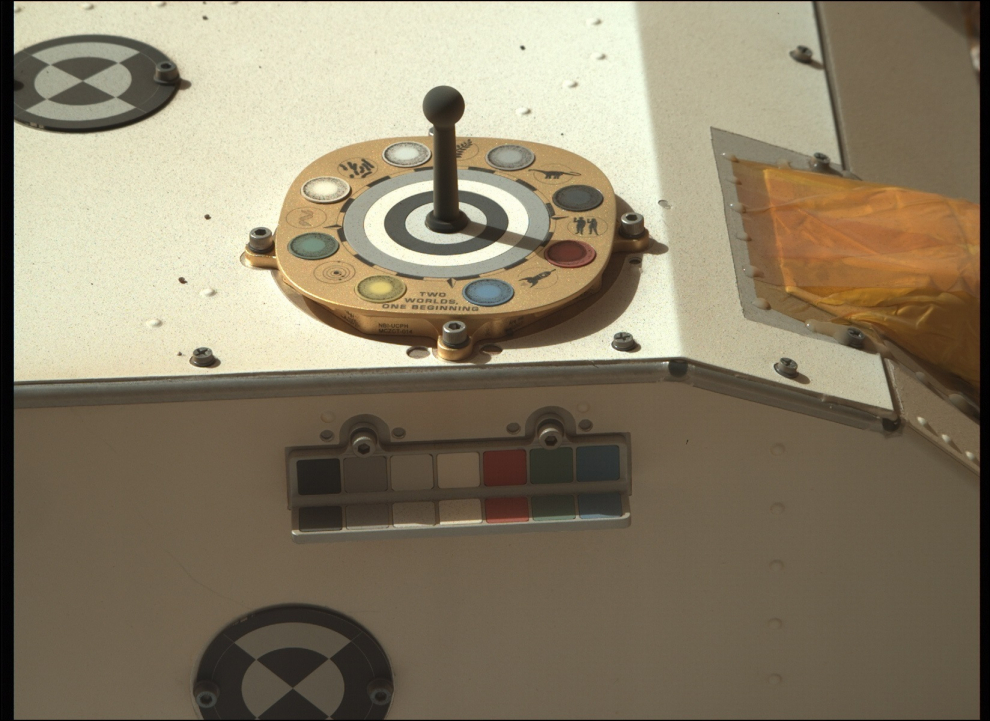 La fotografía facilitada por la NASA muestra un detalle del rover Perseverance Mars de la NASA, el reloj de sol Mastcam-Z con muestras de calibración y un lema que dice 'Two Worlds, One Beginning'