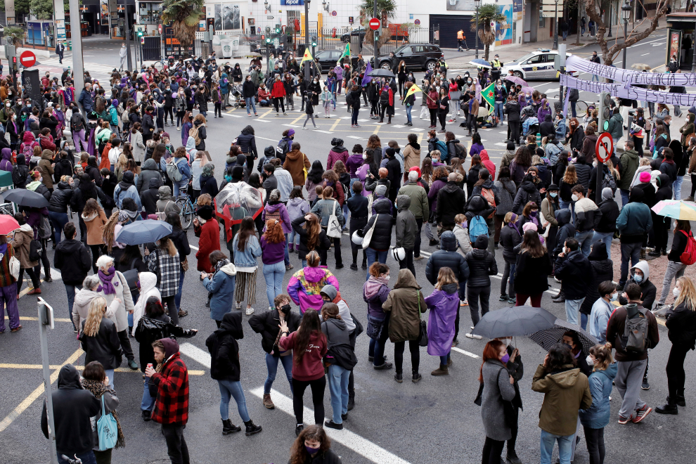 Vista general de la manifestación convocada por la Asamblea Feminista de Valencia en diferentes barrios de la ciudad en con motivo del Día de la Mujer