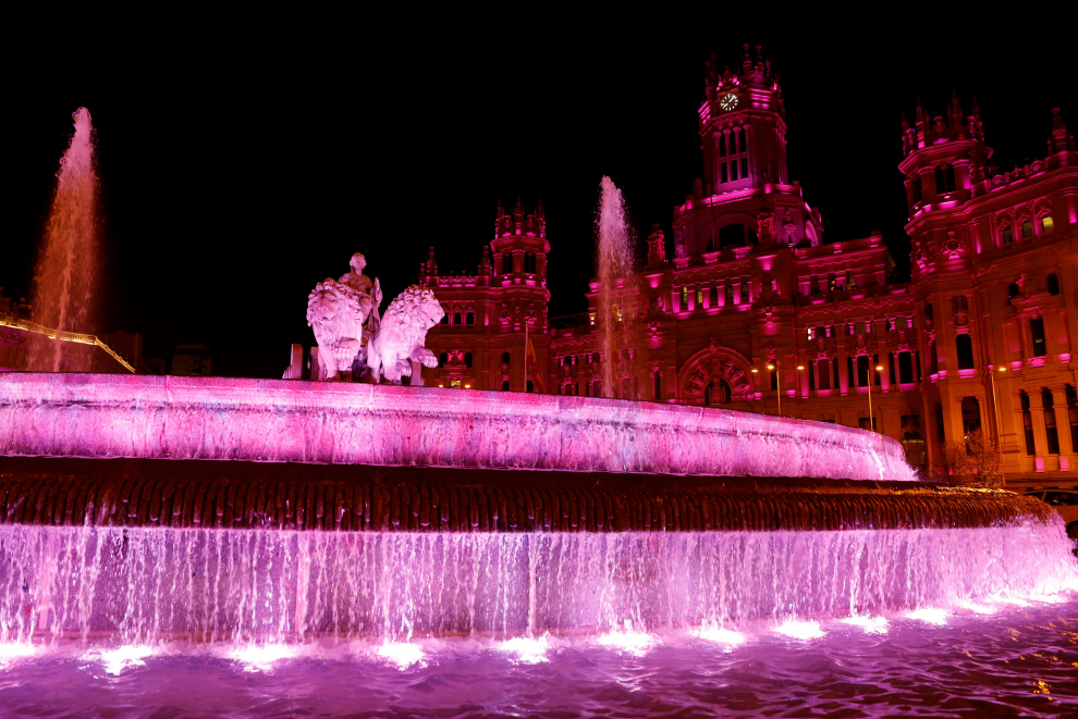 La plaza de Cibeles iluminada de morado con motivo de la celebración del Día Internacional de la Mujer. Madrid, icono internacional durante muchos años de la celebración del Día Internacional de la Mujer.