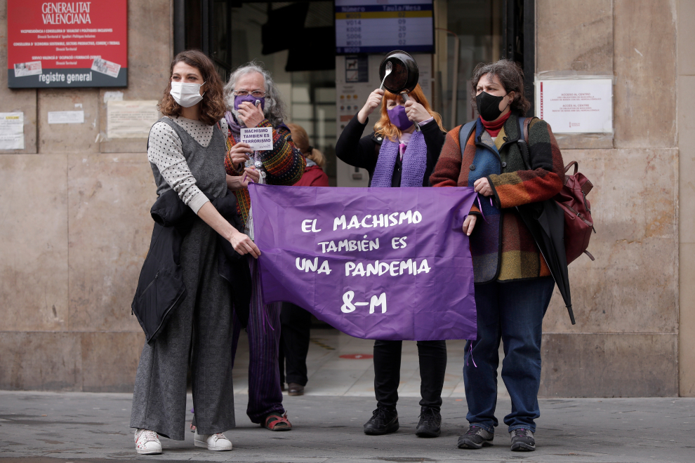 Integrantes de la Asamblea Feminista de Valencia se concentran ante la consejería de Políticas Inclusivas con motivo del Día de la Mujer pidiendo cuidados públicos y de calidad.