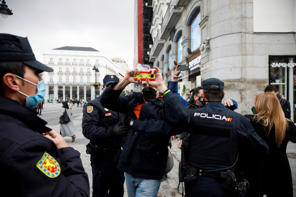 Un grupo de personas contrarias al movimiento feminista ha irrumpido este lunes en una concentración por el Día de la Mujer que se celebraba en la Puerta del Sol de Madrid.