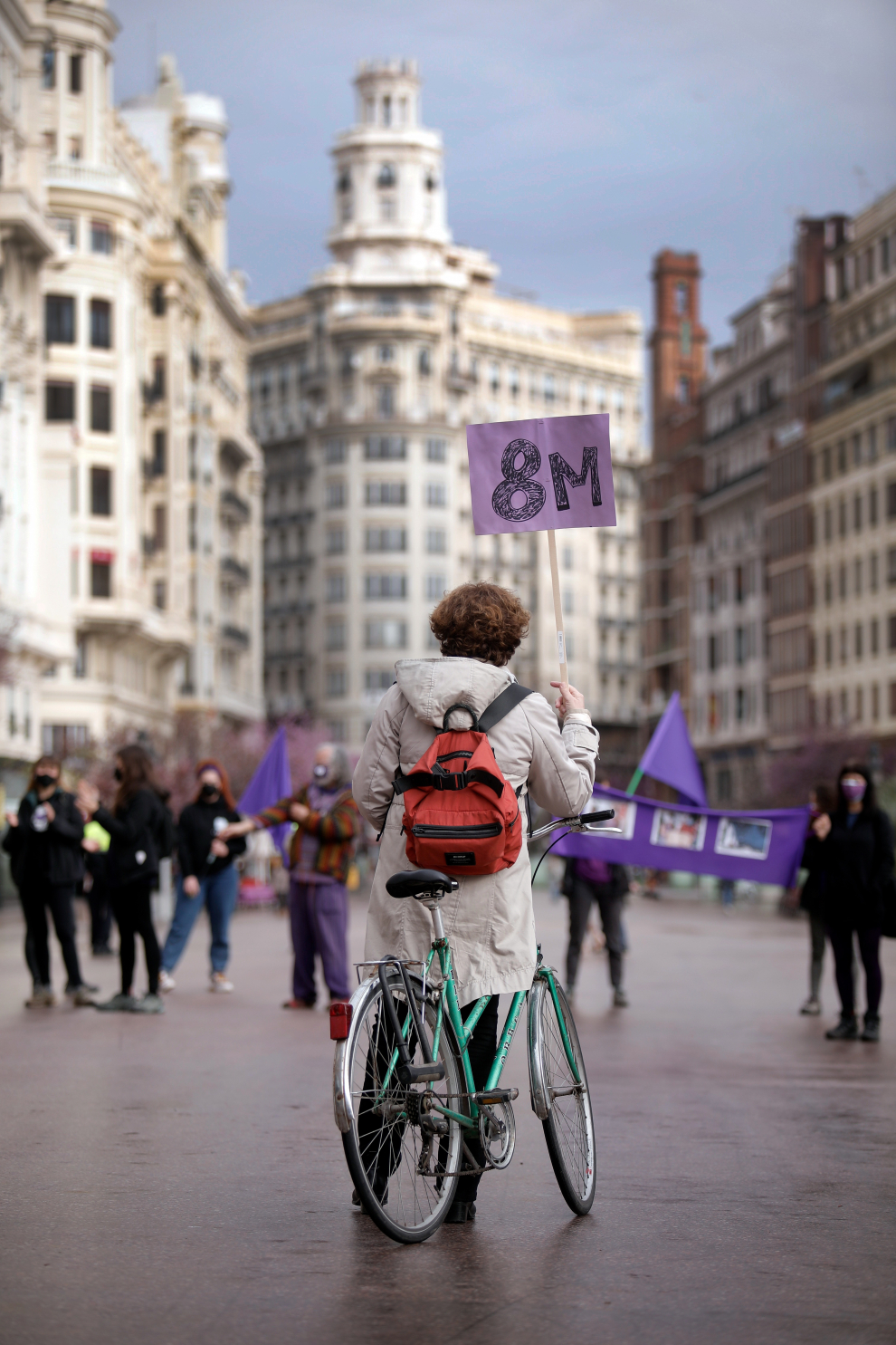 Integrantes de la Asamblea Feminista de Valencia se concentran ante el ayuntamiento con motivo del Día de la Mujer