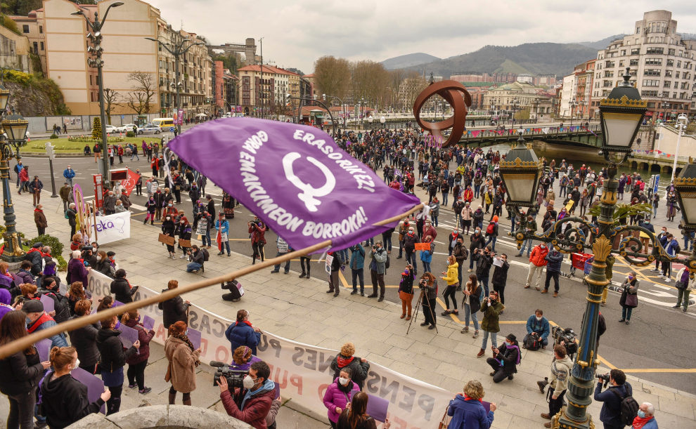 Miembros de colectivos feministas han celebrado este lunes dos manifestaciones en Bilbao con motivo del 8M.