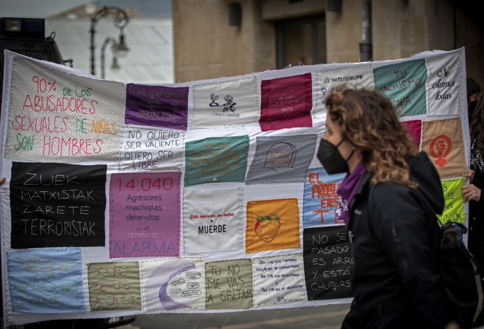El Movimiento Feminista de Pamplona / Iruñerriko Mugimendu Feminista se ha concentrado este lunes frente al Ayuntamiento de Pamplona en el Día Internacional de la Mujer y ha solicitado “menos lazos morados y más dinero para los cuidados”.