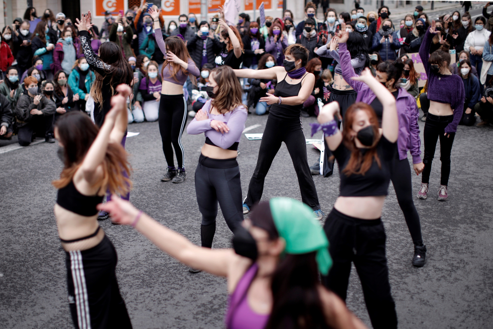 Integrantes de la Asamblea Feminista de Valencia realizan un performance con motivo del Día de la Mujer.