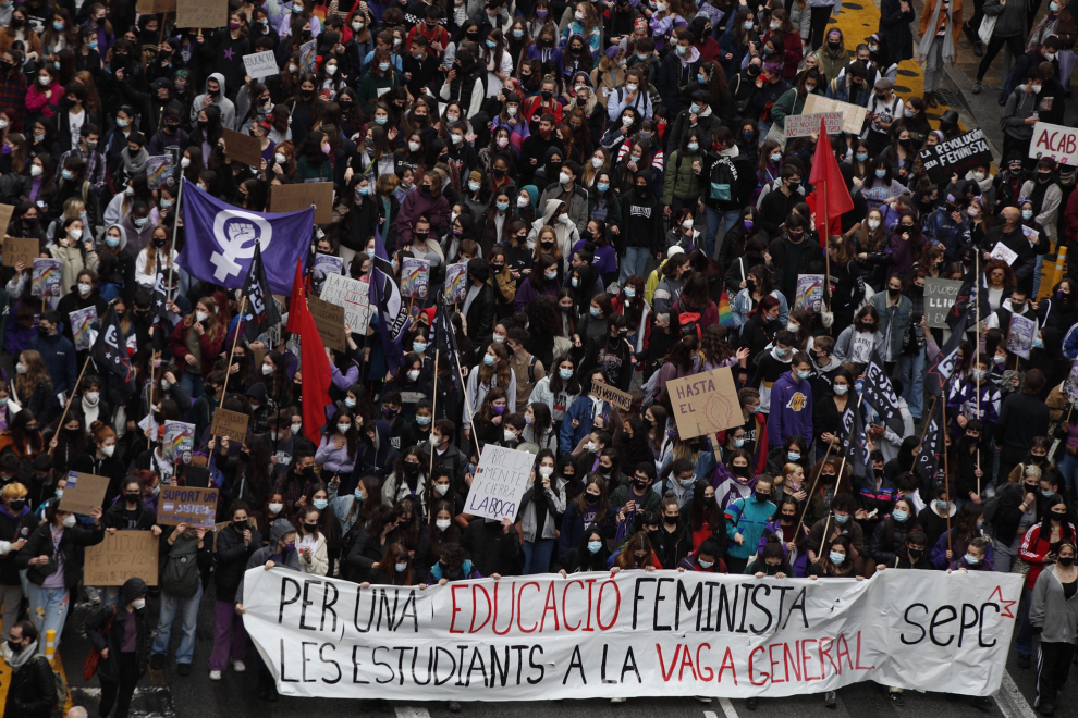 nos 500 estudiantes se están manifestando por el centro de Barcelona con motivo del Día de la Mujer para exigir una educación feminista, convocados por el Sindicat d'Estudiants dels Països Catalanas.