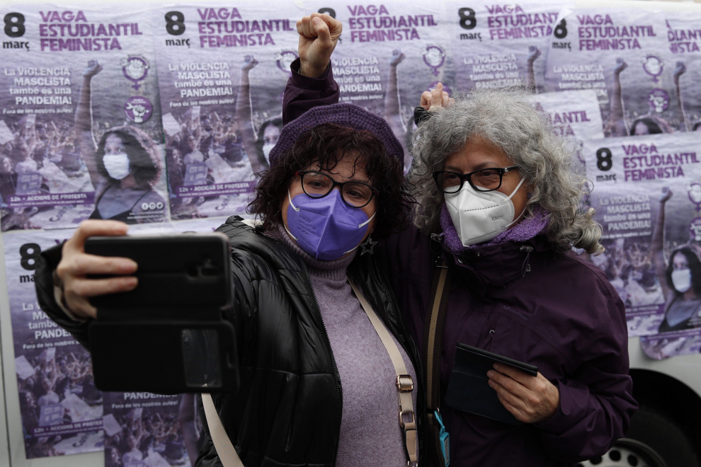 Dos mujeres se fotografían durante una manifestación en el centro de Barcelana con motivo del Día de la Mujer.