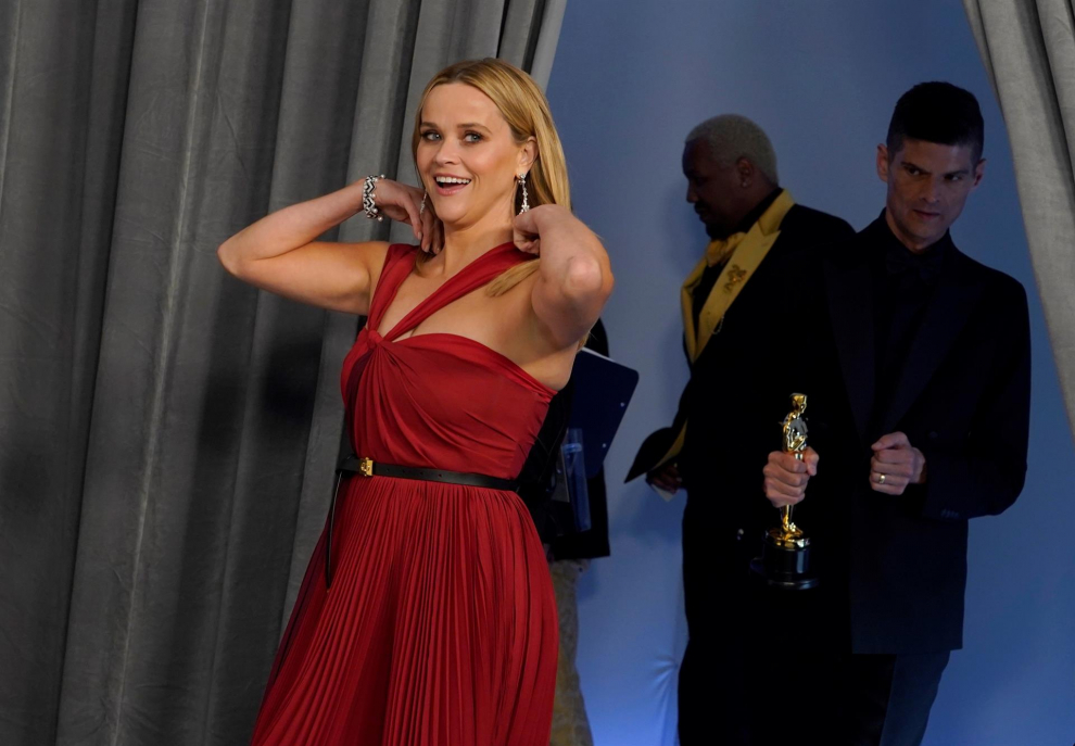 Reese Witherspoon eligió un diseño plisado bicolor -rojo y granate- de Dior, con joyas de Bulgari