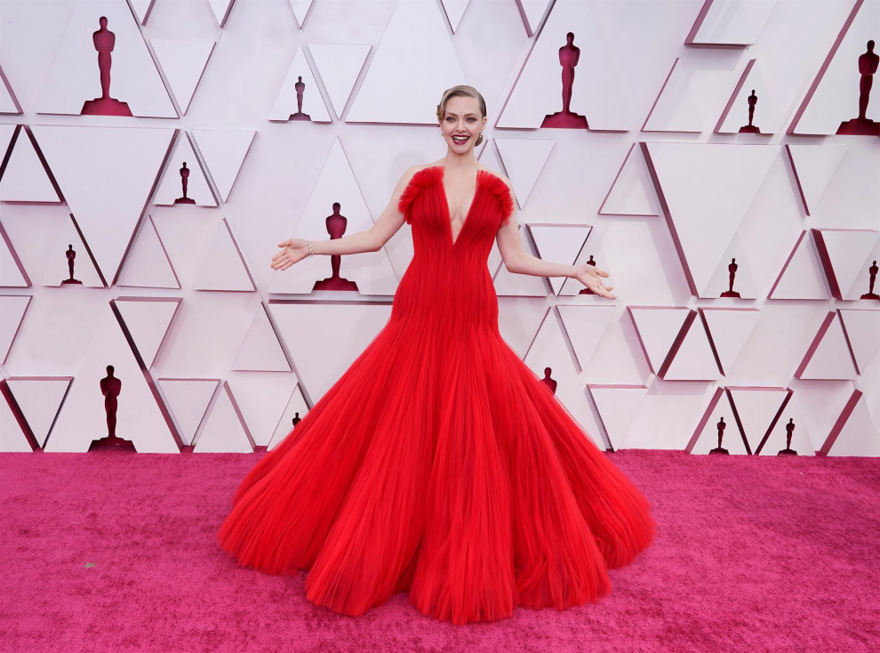 Está claro que los Óscar son los Óscar, y este año, a pesar de ser diferentes y con un público más reducido, no han faltado ni glamur ni grandes diseños como el Armani Privé rojo lucido por Seyfried