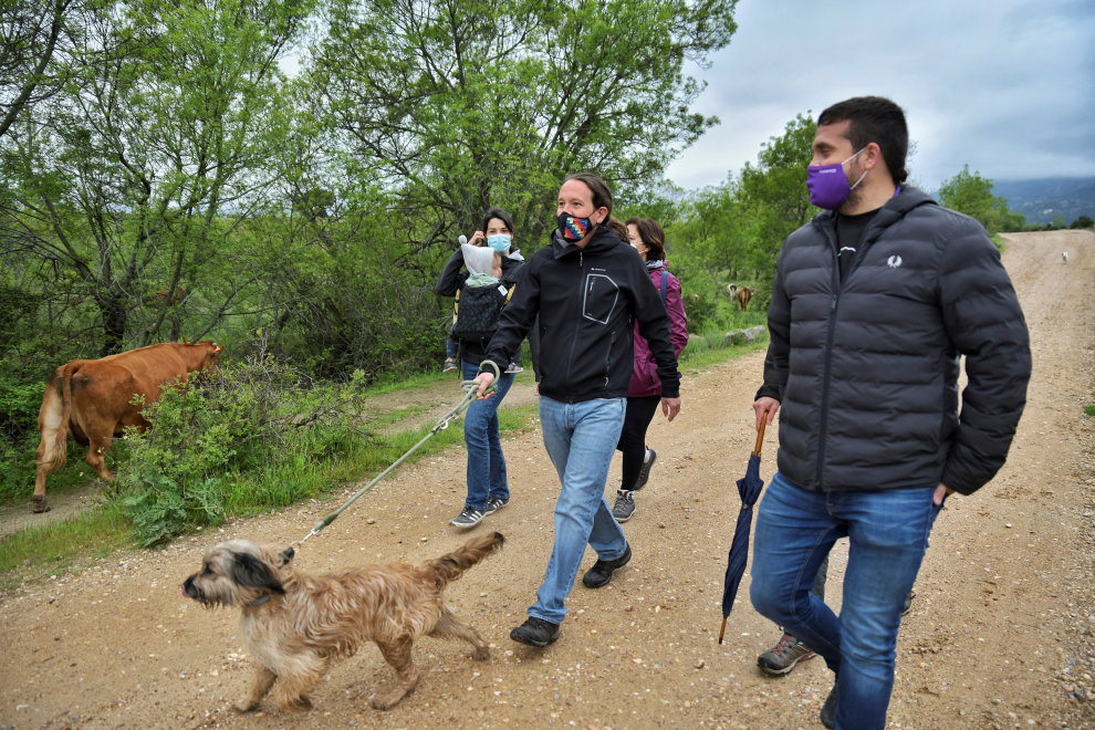 Pablo Iglesias pasea junto a su perro durante la jornada de reflexión.