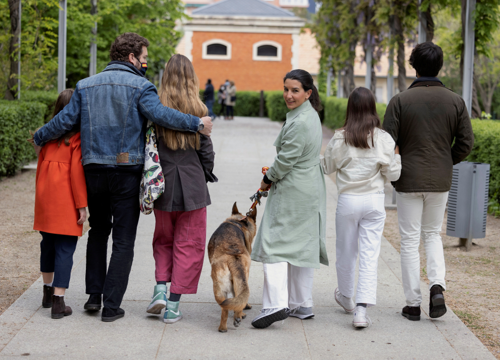 Rocío Monasterio, pasea junto a su familia.